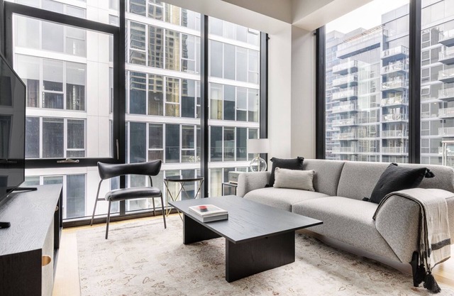 Fantastic River North 1BR w/Gym, Rooftop, 1 block to L, by Blueground