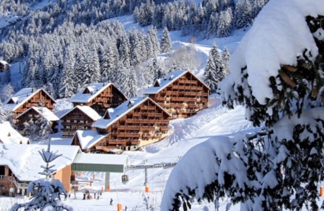 Fantastic ski in/out apartment in Central Oz! 4 bedrooms, WiFi, pool, views..