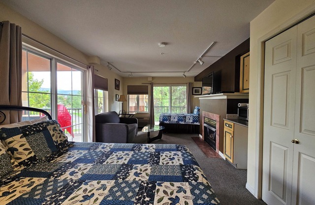 Fantastic Studio With 2 Private Decks! (201B)