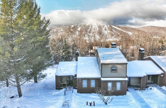 Fantastic Townhouse on Mount Snow Shuttle – Prime Location for Your Adventure!