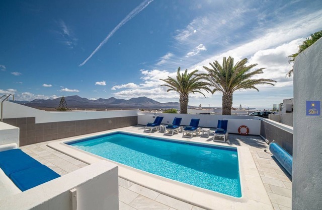 Fantastic views of Playa Blanca with private pool and air conditioning