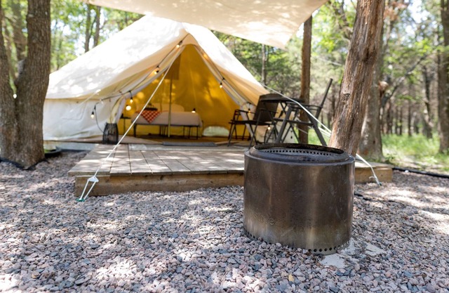 Farm-to-Table Glamping w. AC near Corsicana