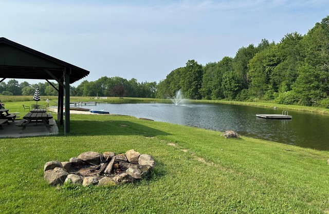 Farmhouse at Memory LakenSleeps 6 - 3 bedrooms - 1 bath