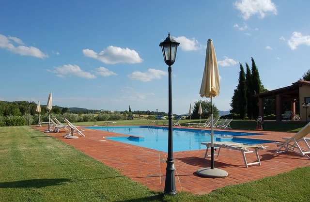 Farmhouse Between Florence and Arezzo, Colline Apartment, Garden, swimming pool, lake