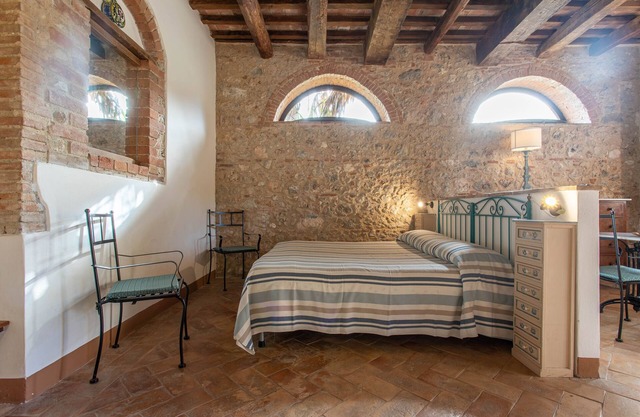Farmhouse "Clementina-Agriturismo La Valentina" with Garden & Wi-Fi