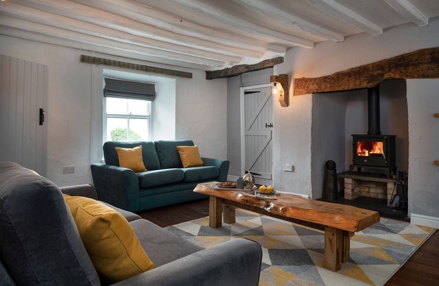 Farmhouse & Cottage - sleeps 10 guests in 5 bedrooms