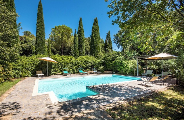 Farmhouse 'Ginepro Podere Giardino' with Shared Pool, Wi-Fi and Air Conditioning