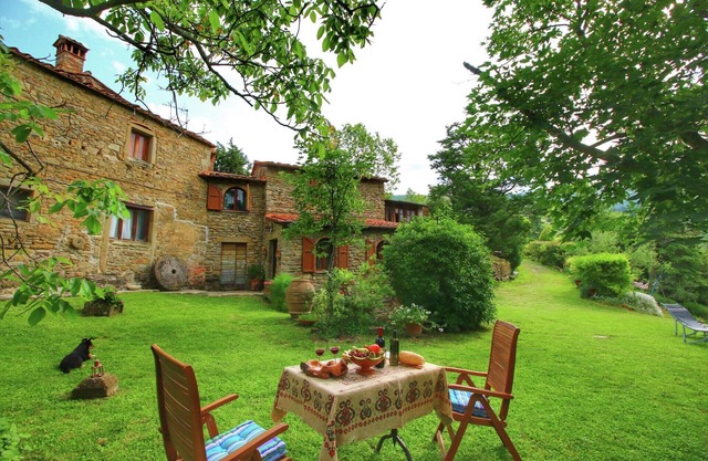 Farmhouse in Cortona with pool