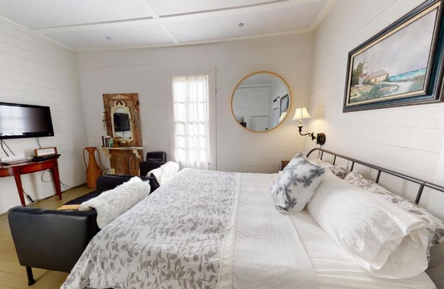 FARMHOUSE INN private apartments