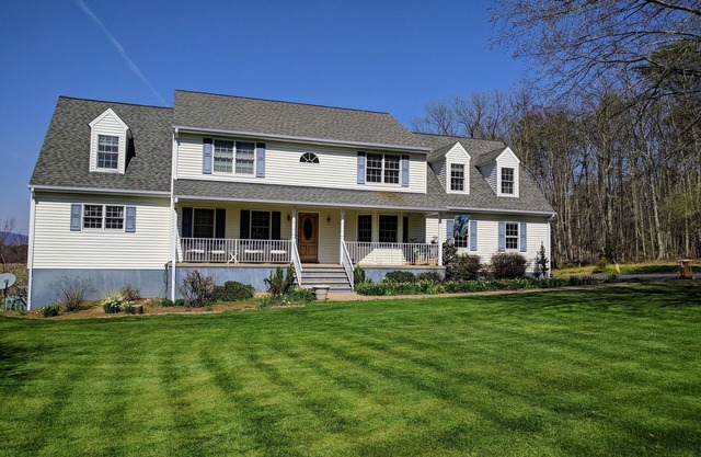 Farmhouse On 14 Acres. Close to Monticello & Ash Lawn Highland