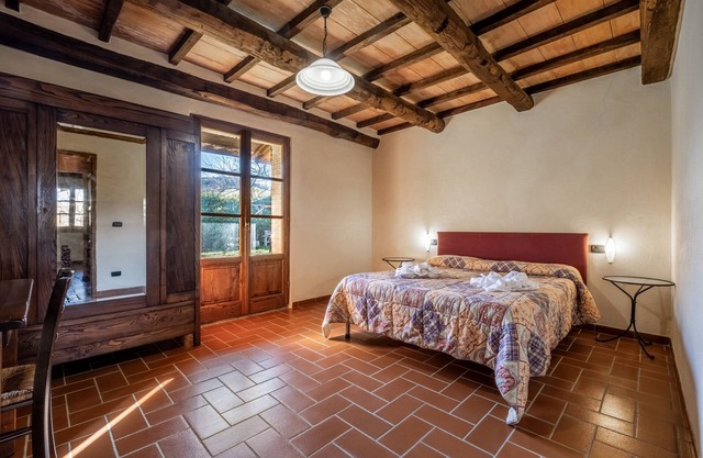 Farmhouse "Pianperugino" with Shared Pool, Private Garden & Wi-Fi