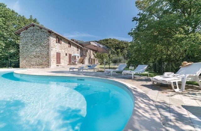 Farmhouse with swimming pool, perfect for families and groups. Gubbio, Umbria.