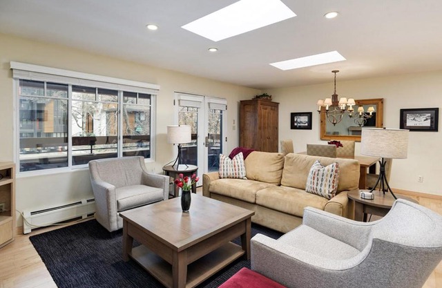 Fasching Haus Unit 303, Sunny Top Floor Condo, 2 Private Decks, 2 Blocks to Downtown Aspen