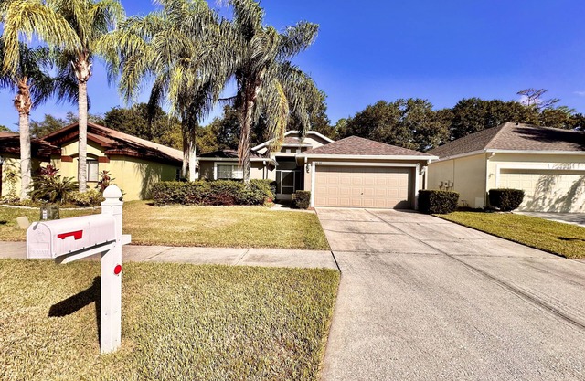 Fast wifi 2 GB, pool, gym, golf, B-ball, tennis court, playground and more.