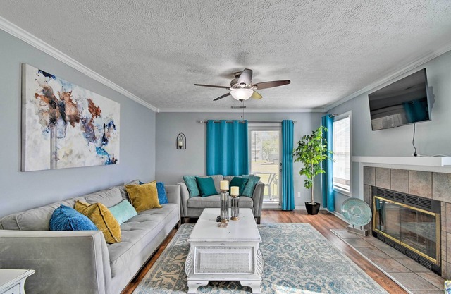 Fayetteville Condo w/Fireplace: 7 Mi to Dtwn