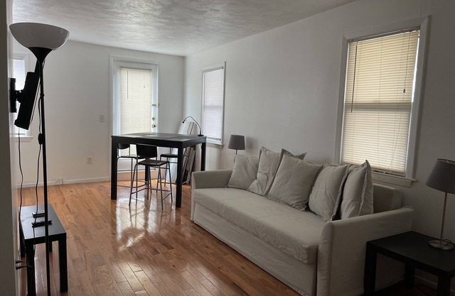 Federal Hill 2 bedroom King bed Parking PLEASE READ DESCRIPTION BEFORE BOOKING