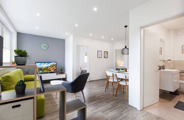 Felix Tour As/Attractive, stylish renovated 2BR apartment, free WiFi and AC
