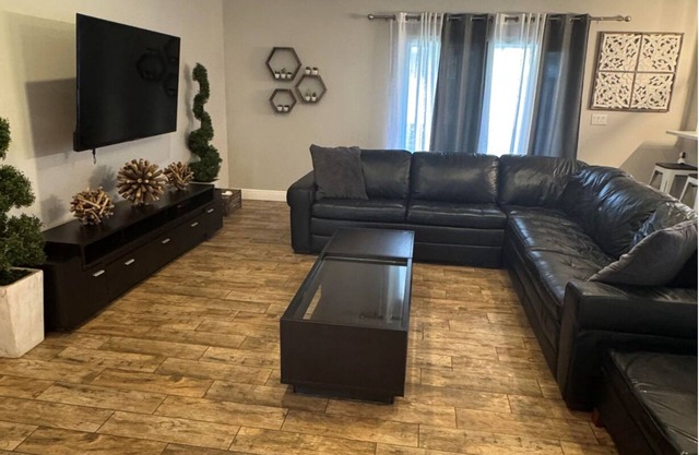 Fenced 2-bedroom house in pleasant Jupiter near Roger Dean Stadium