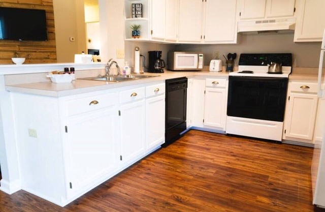 Fenced Yard /Dogs Free, 700SF Deck, King Bed, Hiking, 30 min -> Asheville