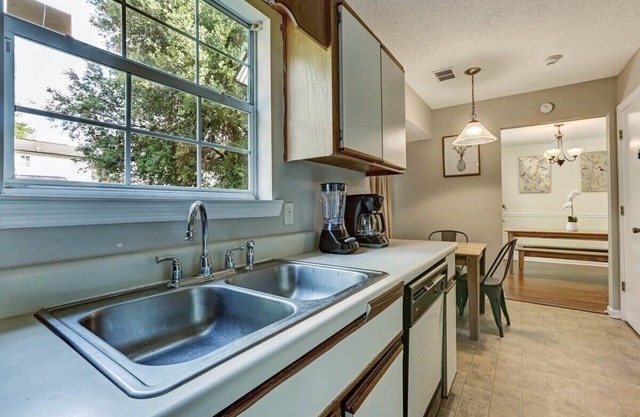 Fenced Yard w/Pool! Laurelwood Lodging