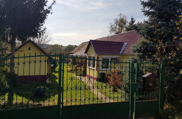 Ferienhaus mit Swimmingpool im Eingezäuntem Gartengrundstück