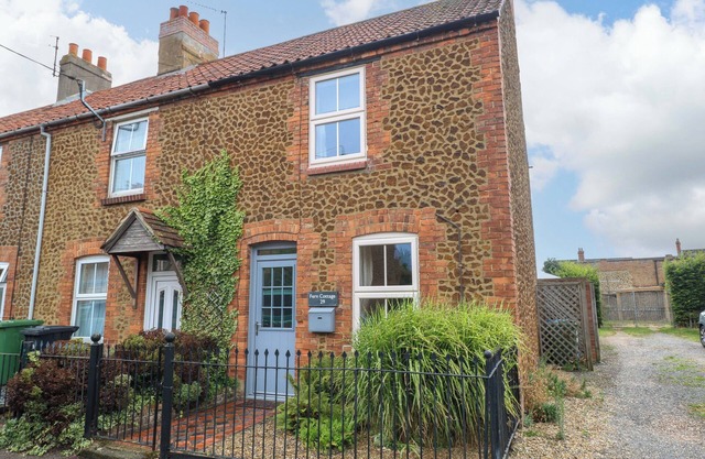 FERN COTTAGE, pet friendly, character holiday cottage in Heacham