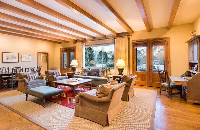 Festive Availability! Captivating Historic Cottage with Majestic Views, Close to Sun Valley Village