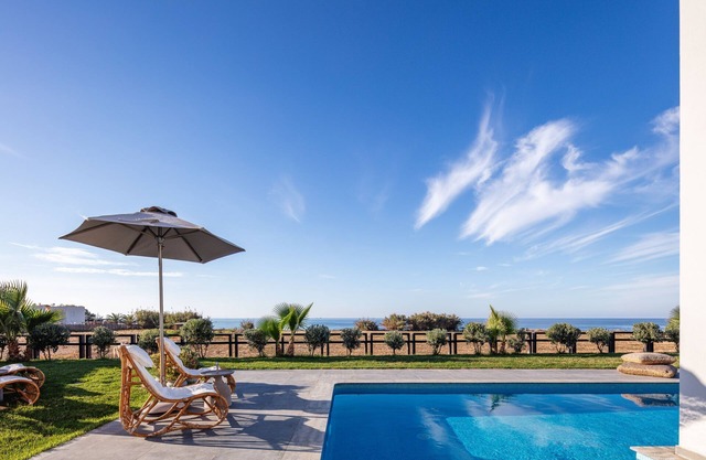 Feyre Boutique Mansion walking distance to beach