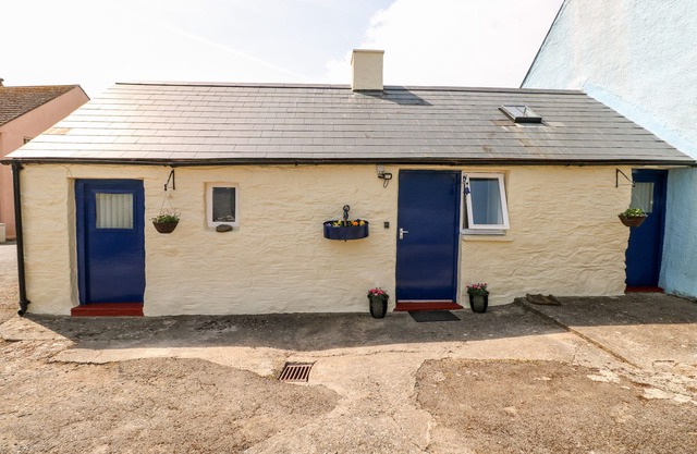 FFYNNON TOM, character holiday cottage, with a garden in St Davids