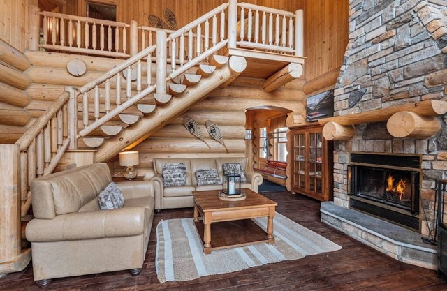 Fiddler Lake Resort Chalet + Private Jacuzzi