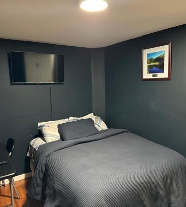 Fidelia Crystal Room, Queen Bed minutes from Newark Liberty International Airport and Newark Penn Station