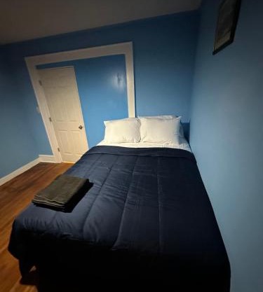 Fidelia Diamond Room Queen Bed Minutes from Newark Liberty International Airport and Newark Penn Station