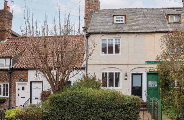FIELD VIEW, pet friendly, character holiday cottage in Ruswarp