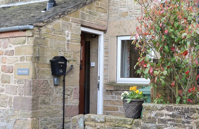 FIELDSIDE, family friendly, character holiday cottage in Fritchley