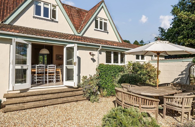 Fig & Coach House that sleeps 6 guests in 3 bedrooms