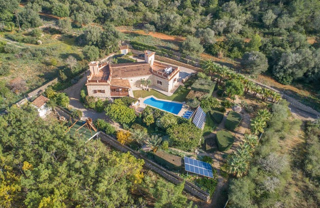 Finca for 6 with pool, heating, playground, Ariany, Mallorca