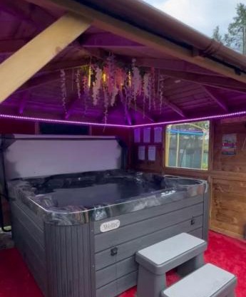 FINN VILLAGE "Raspberry Cottage" Private Garden, 6-seater HOT TUB, Firepit & Pizza Stove