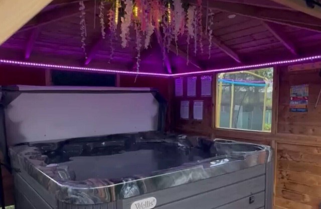 FINN VILLAGE Raspberry Cottage HOT TUB Gazebo Private Garden