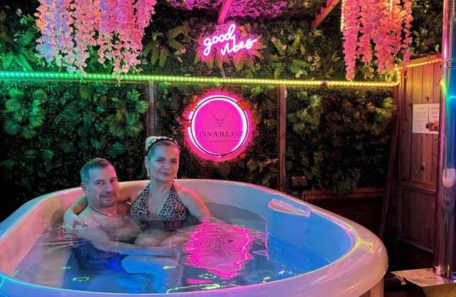 FINN VILLAGE Sunset Glamping Pod Private HOT TUB VIP Lounge