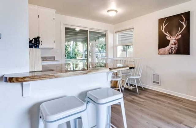 Fir-Grove Retreat-Stylish Home in Tranquil Setting