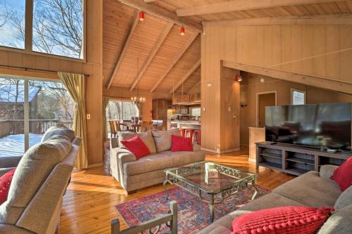 Fire Pit and Grill Lakefront Poconos Cottage!