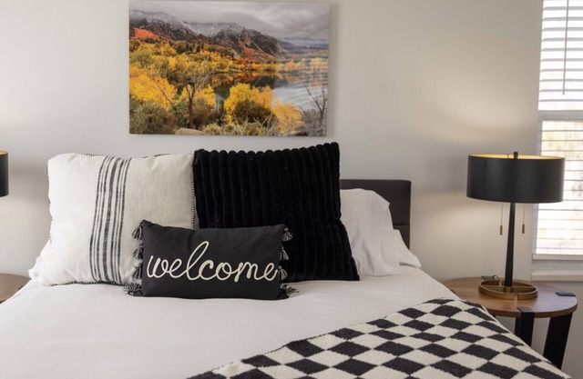 Fire Pit, Beautiful Kitchen, Minutes to Salt Lake City & Ski Resorts!