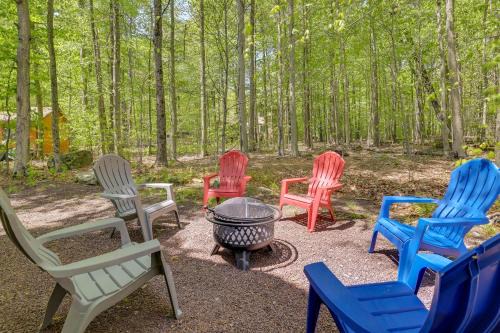 Fire Pit, Kayak and Gas Grill Pocono Lake Home!