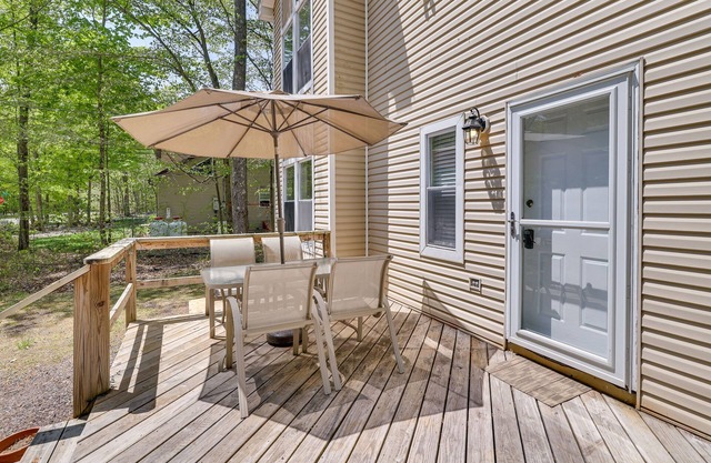 Fire Pit, Kayak & Gas Grill: Pocono Lake Home!