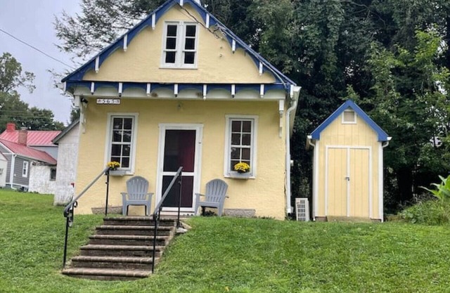 Firehouse Cottage | Walk to all of downtown HF