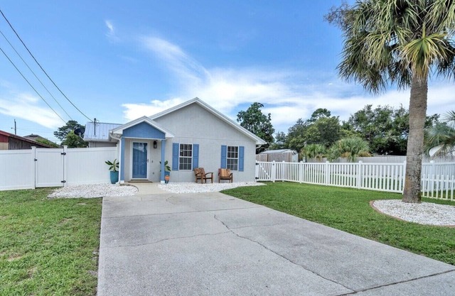 Firepit/BBQ/Games! Walk/Bike to Beach! Sleeps 6