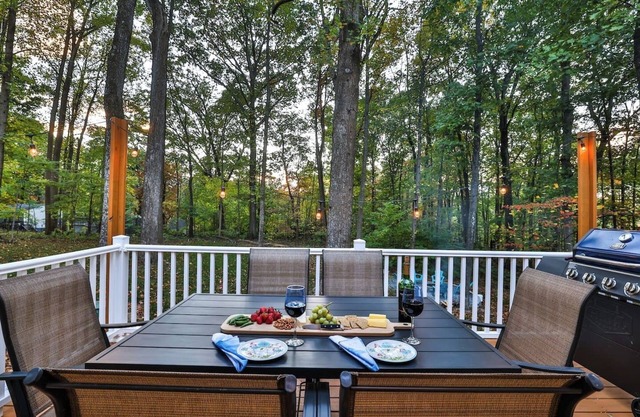 Firepit BBQ Hot Tub King Full Kitchen SmartTV Pets