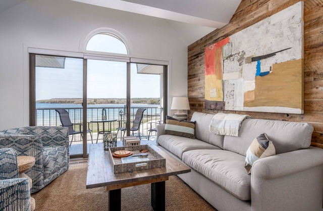 Fish Creek Beach House, Grandview Condo: Entire Top Floor - 4 Bed, 2 Bath