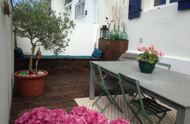 Fisherman's cottage in town center, walking distance to beach