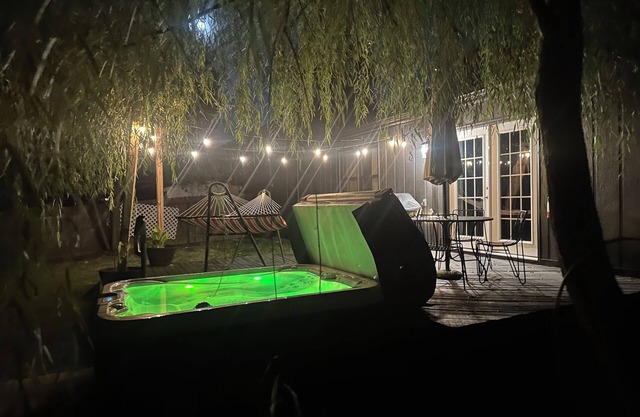 Fishers home/Pet Friendly/hot tub/golf/pickleball/fenced yard/concerts!